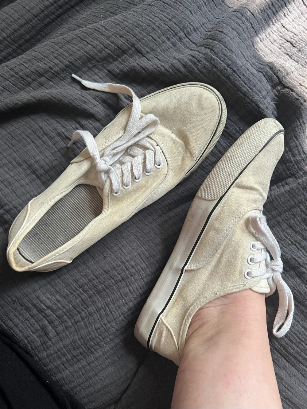 Women’s WW Very Worn White Canvas Lace-Up Sneakers